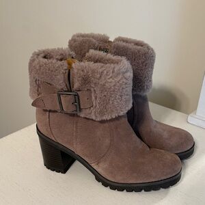 UGG Women’s Elisiana Tan (Taupe) Suede Heeled Boots with Fur Trim / Size 7 / Zip
